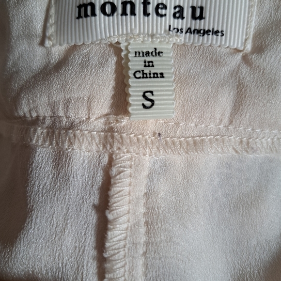 Monteau shorts outer shell is lacey/embroidery. bottom is crochet - Picture 3 of 3